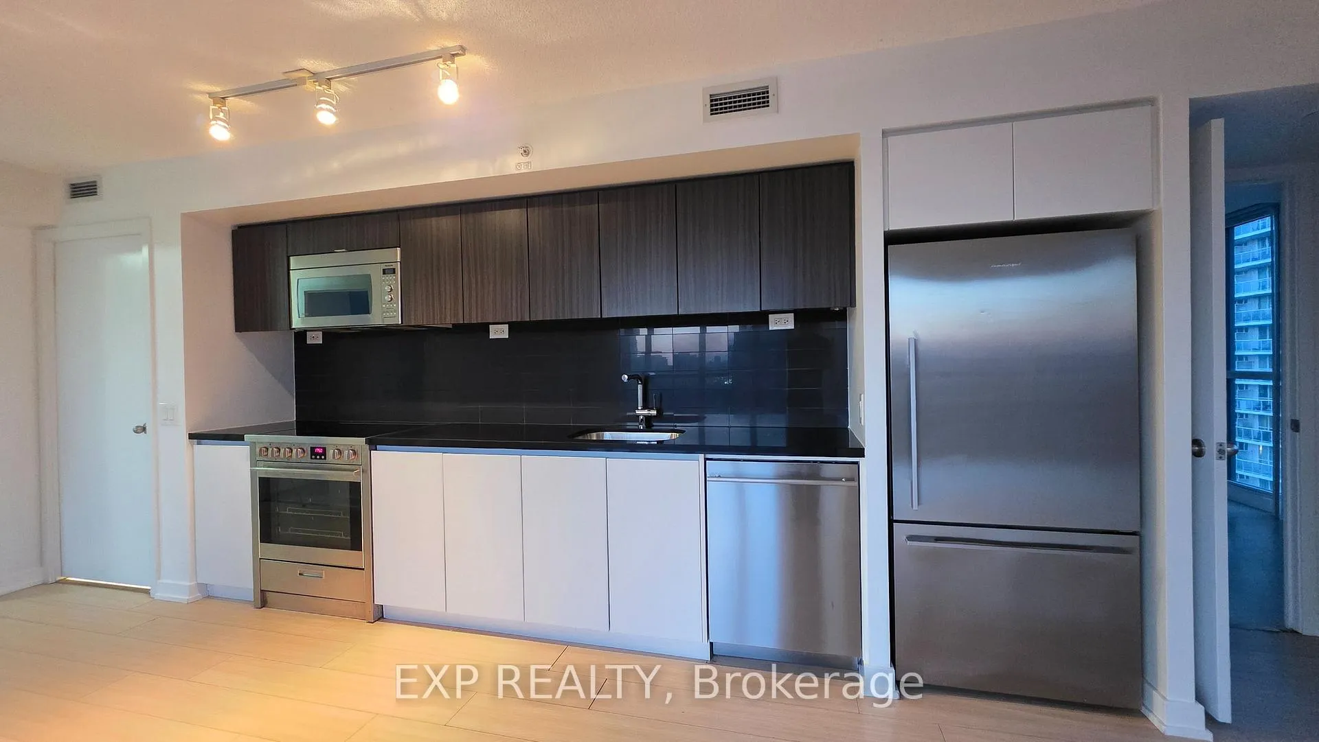 Photo 2 of Unit 2206, 85 Queens Wharf Road, Toronto, Waterfront Communities — HOMEH