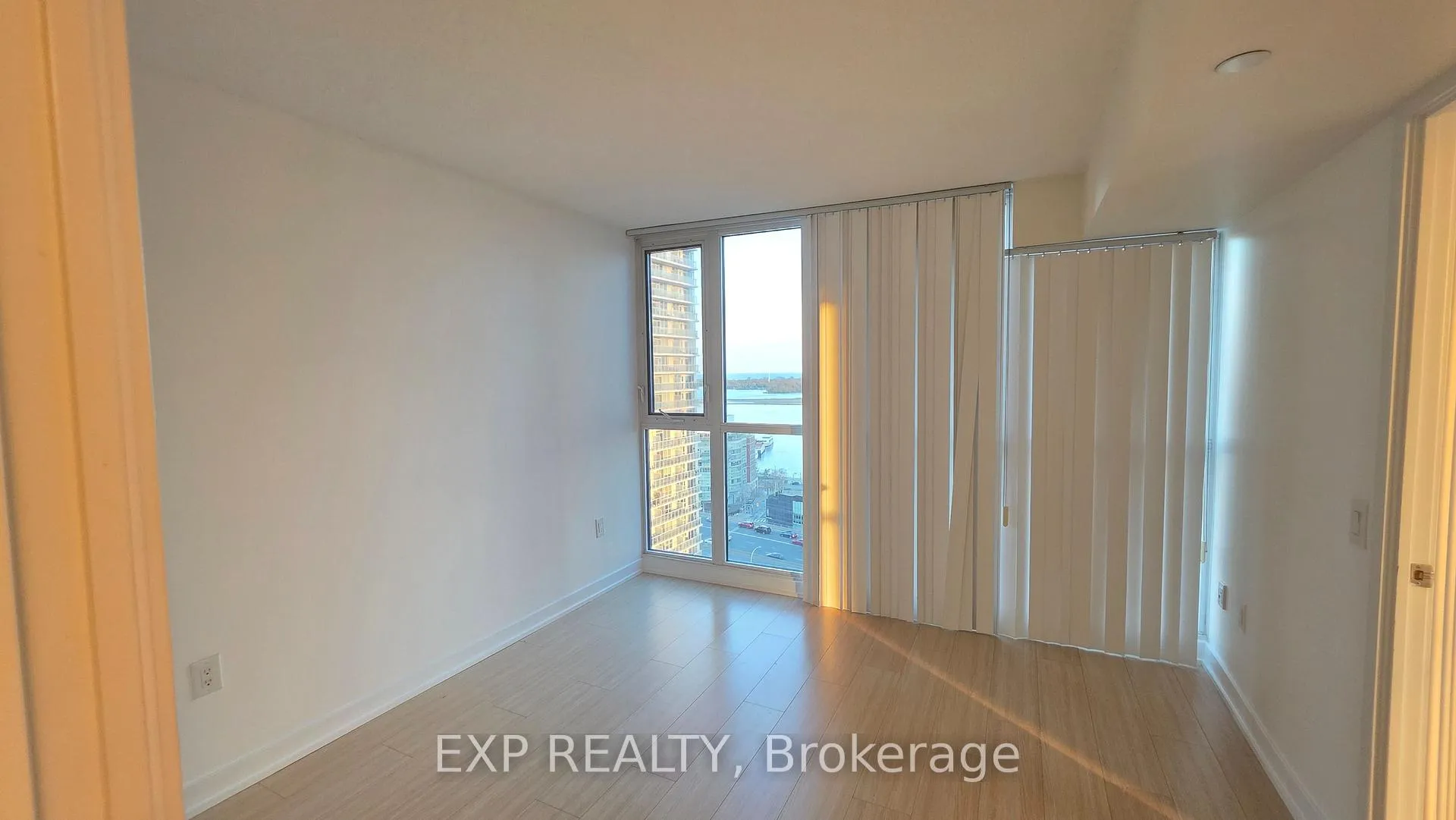 Photo 7 of Unit 2206, 85 Queens Wharf Road, Toronto, Waterfront Communities — HOMEH