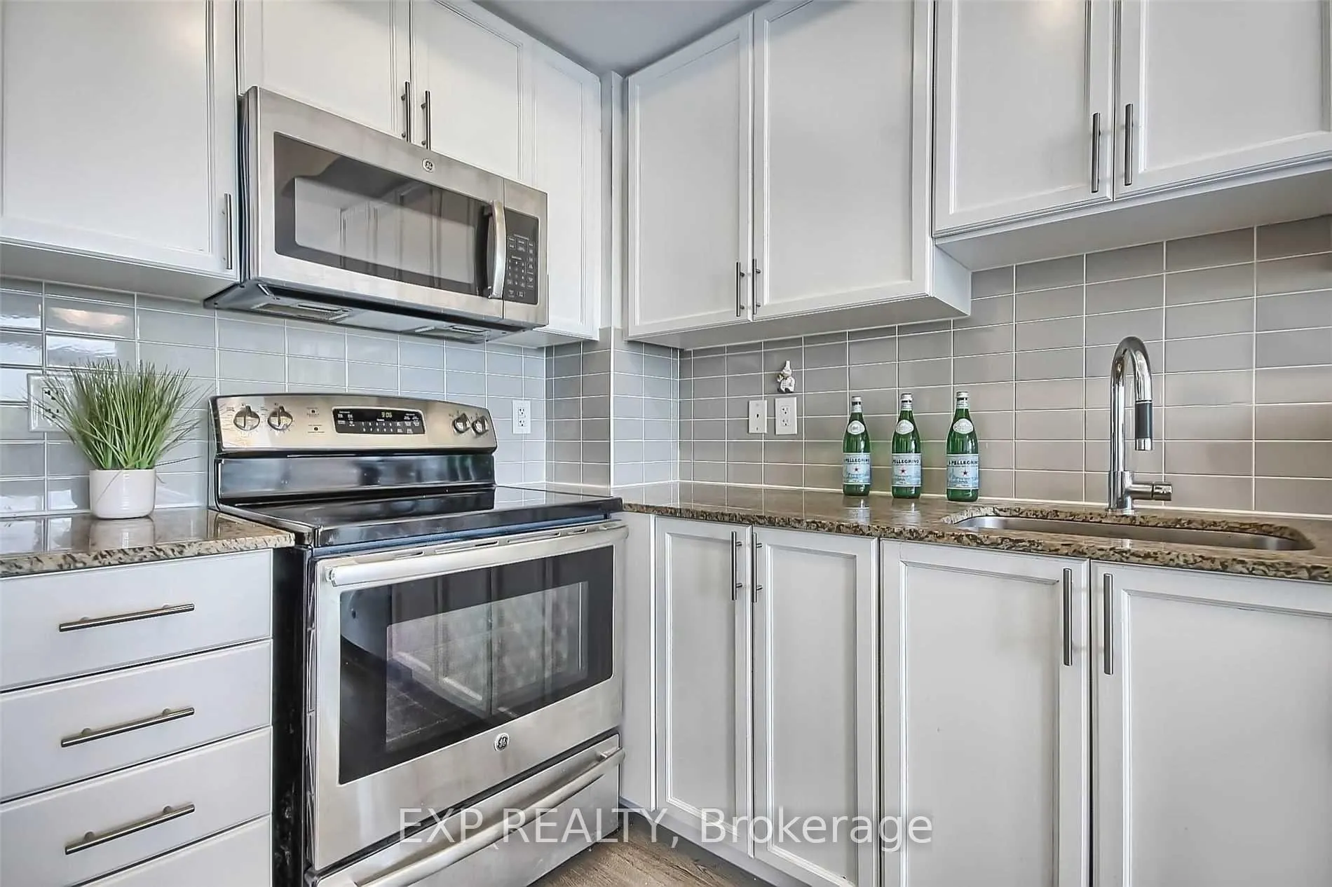 Photo 13 of Unit 523, 7167 Yonge Street, Markham, Grandview — HOMEH