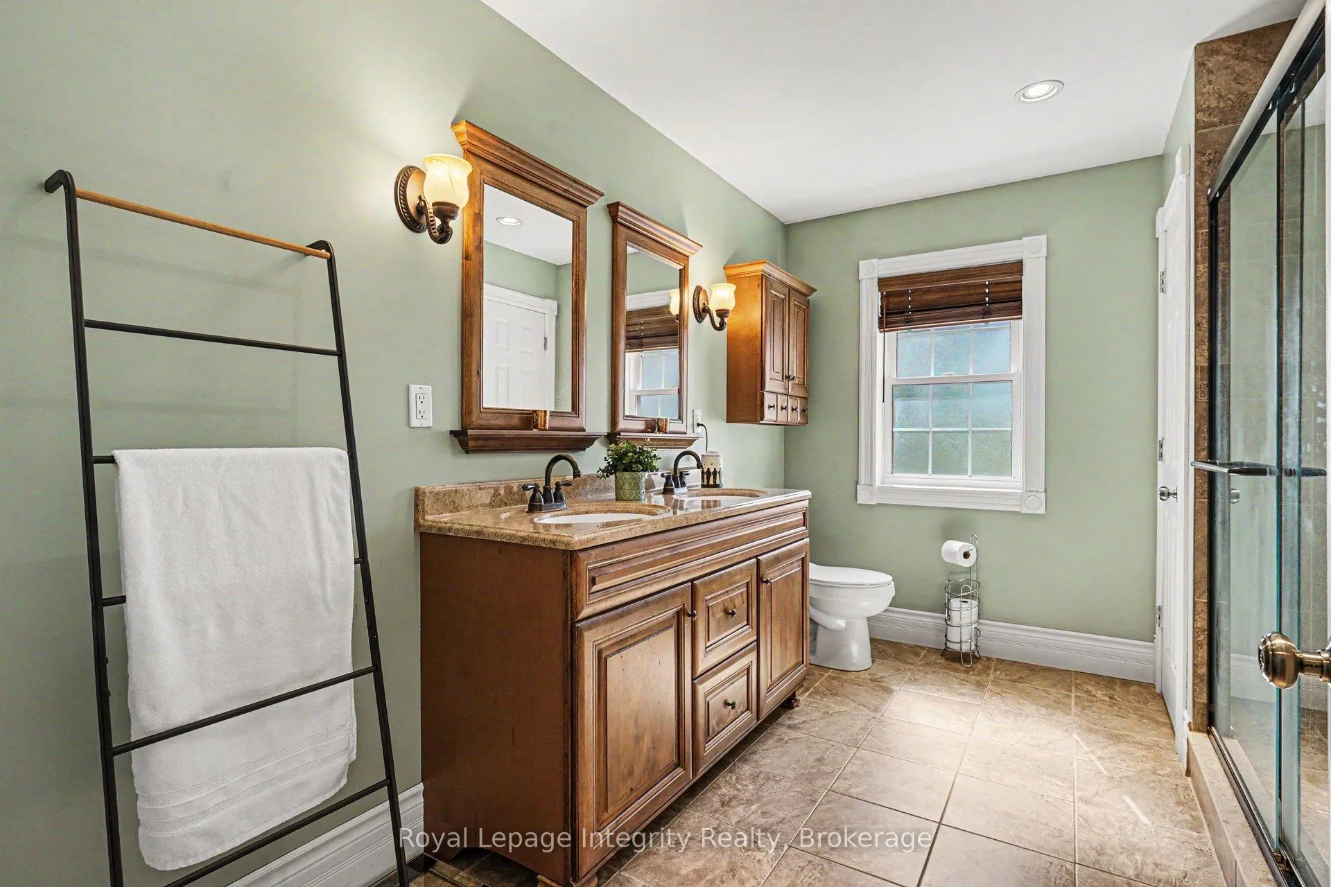 Photo 20 of 976 6th Avenue E, Owen Sound — HOMEH