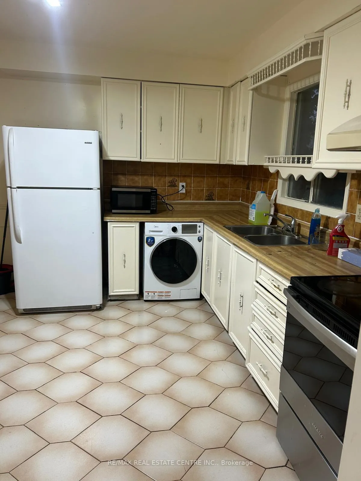 Photo 8 of 72 Swennen Drive, Brampton, Brampton North — HOMEH