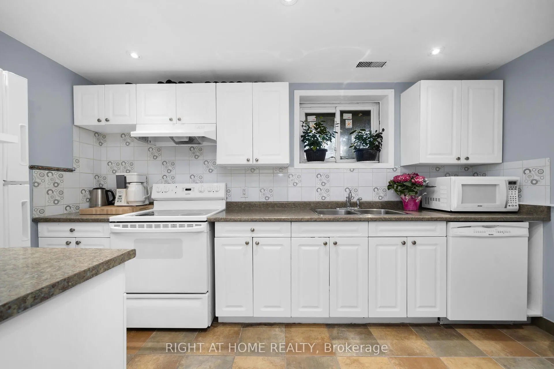 Photo 29 of 760 Willow Avenue, Milton, Dorset Park — HOMEH