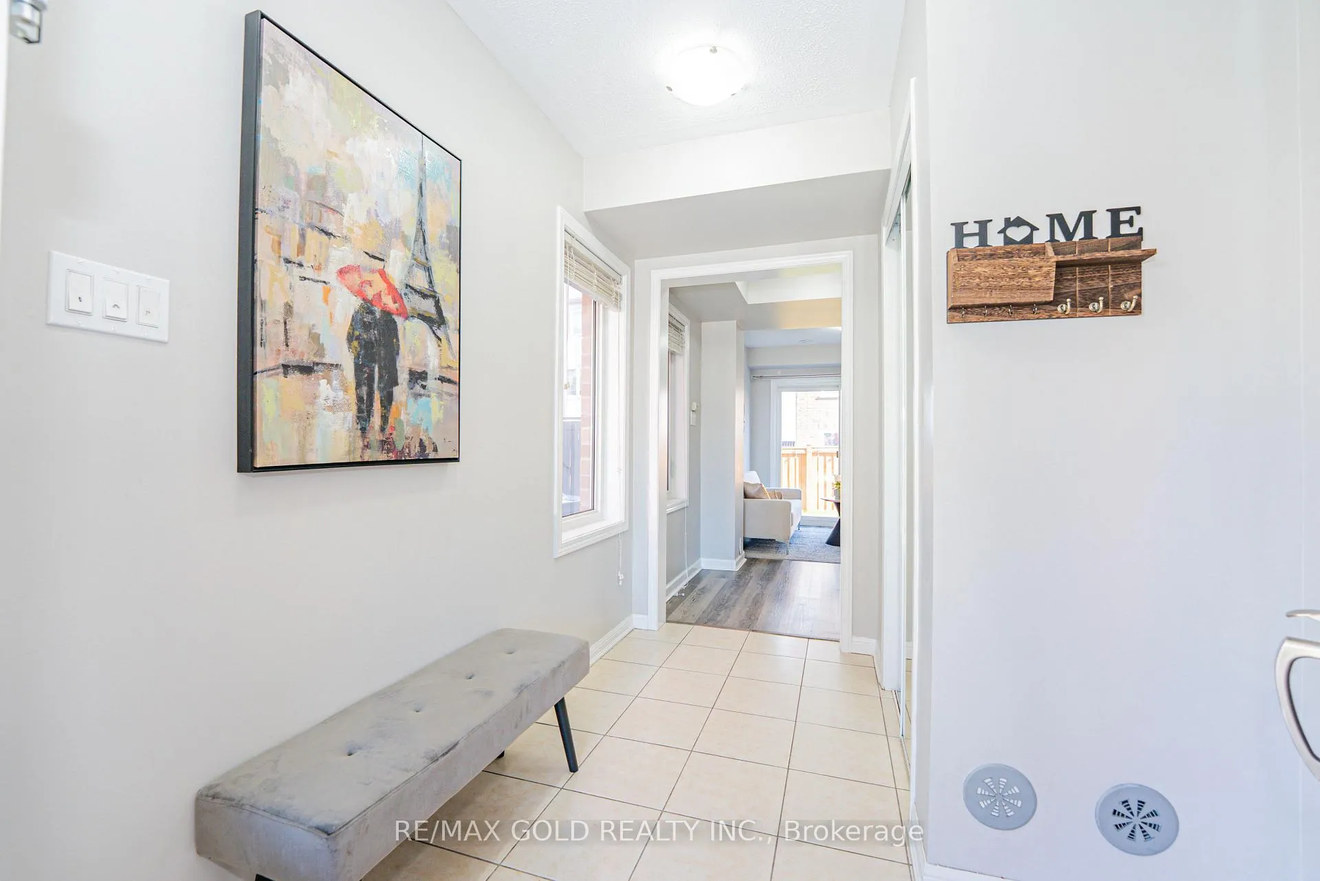 Photo 4 of 45 Ariel Road, Brampton, Northwest Brampton — HOMEH