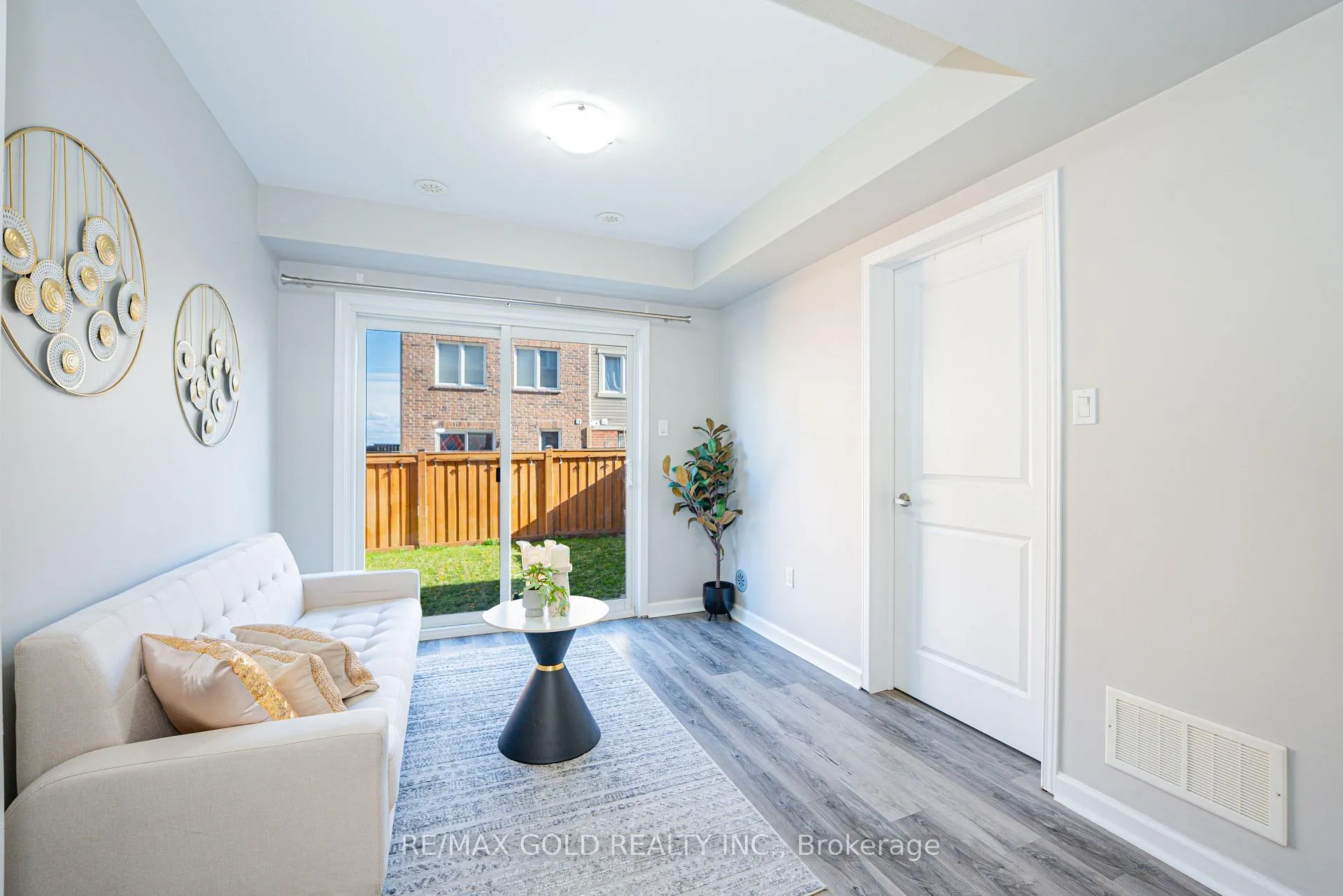 Photo 8 of 45 Ariel Road, Brampton, Northwest Brampton — HOMEH