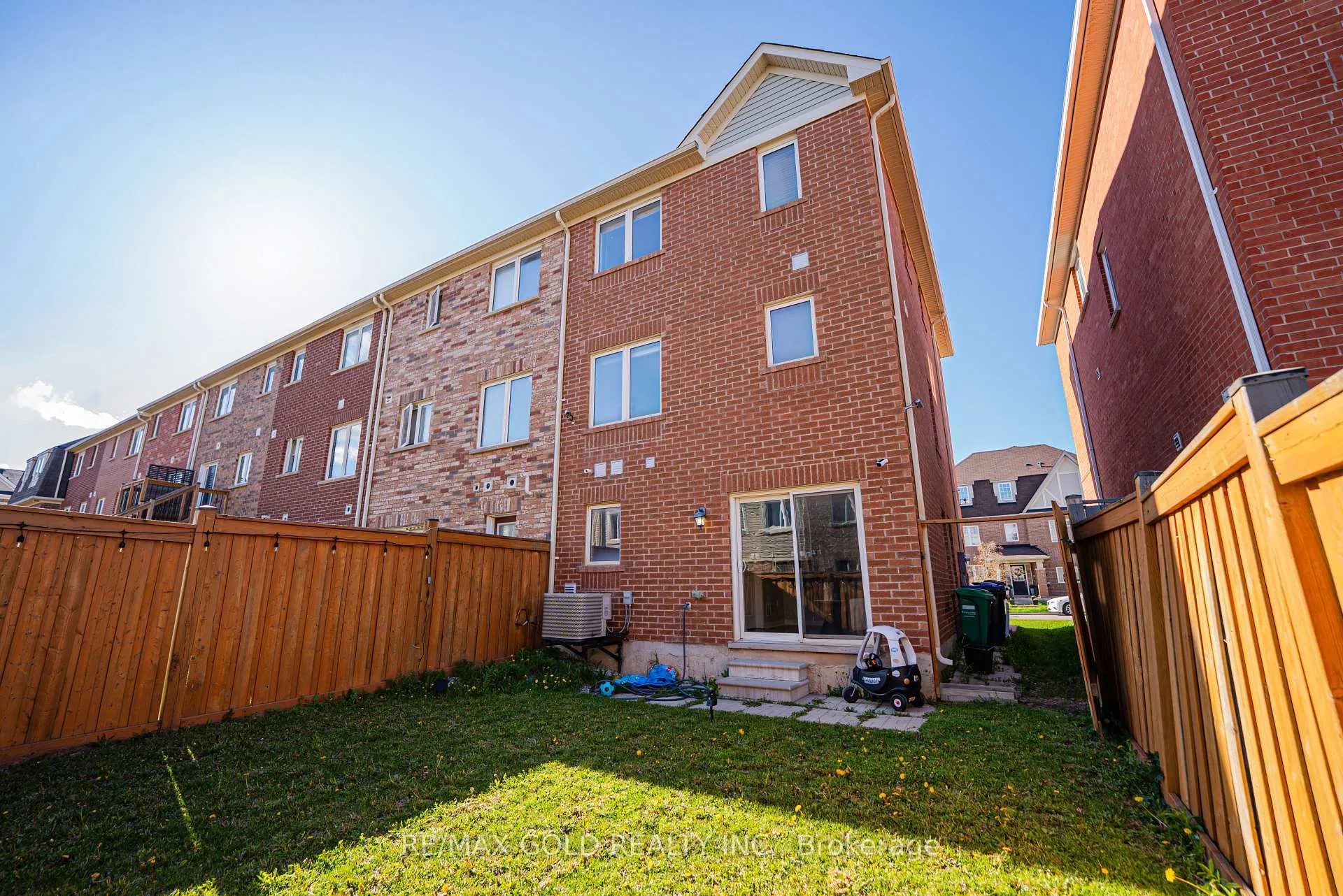 Photo 9 of 45 Ariel Road, Brampton, Northwest Brampton — HOMEH