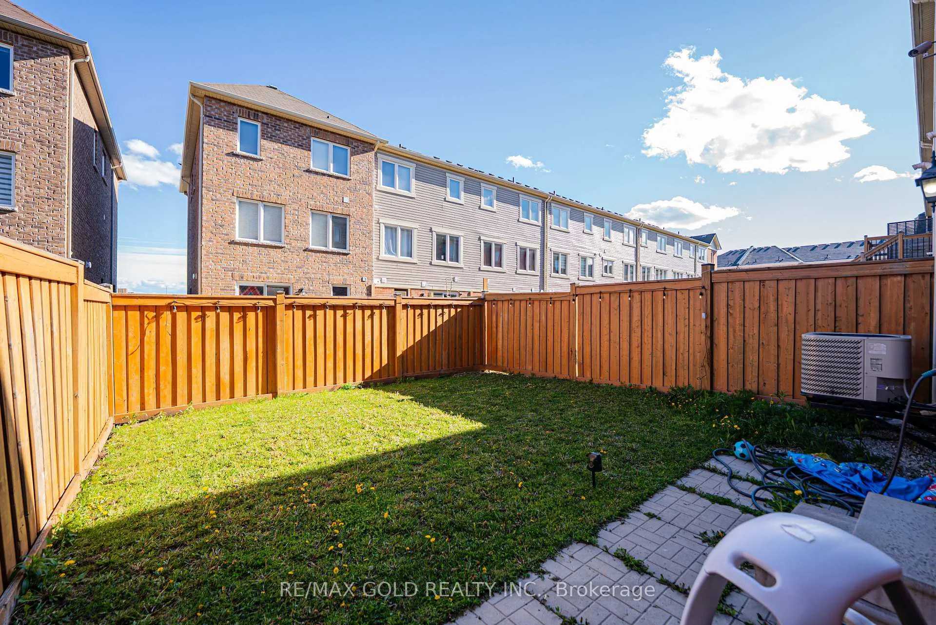 Photo 10 of 45 Ariel Road, Brampton, Northwest Brampton — HOMEH