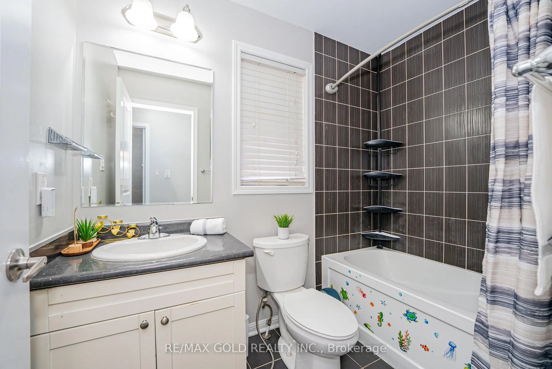 Photo 28 of 45 Ariel Road, Brampton, Northwest Brampton — HOMEH