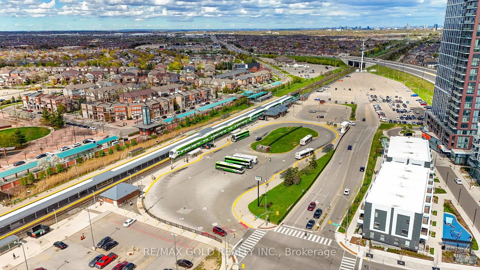Photo 37 of 45 Ariel Road, Brampton, Northwest Brampton — HOMEH