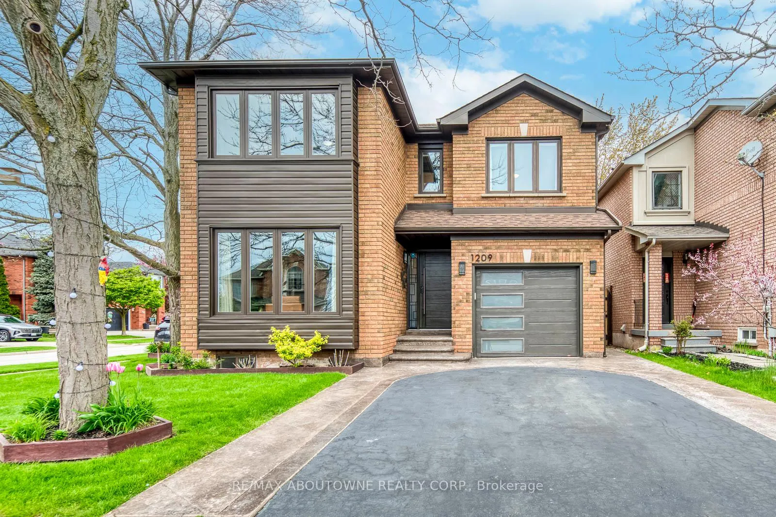 Front of 1209 Old Oak Drive