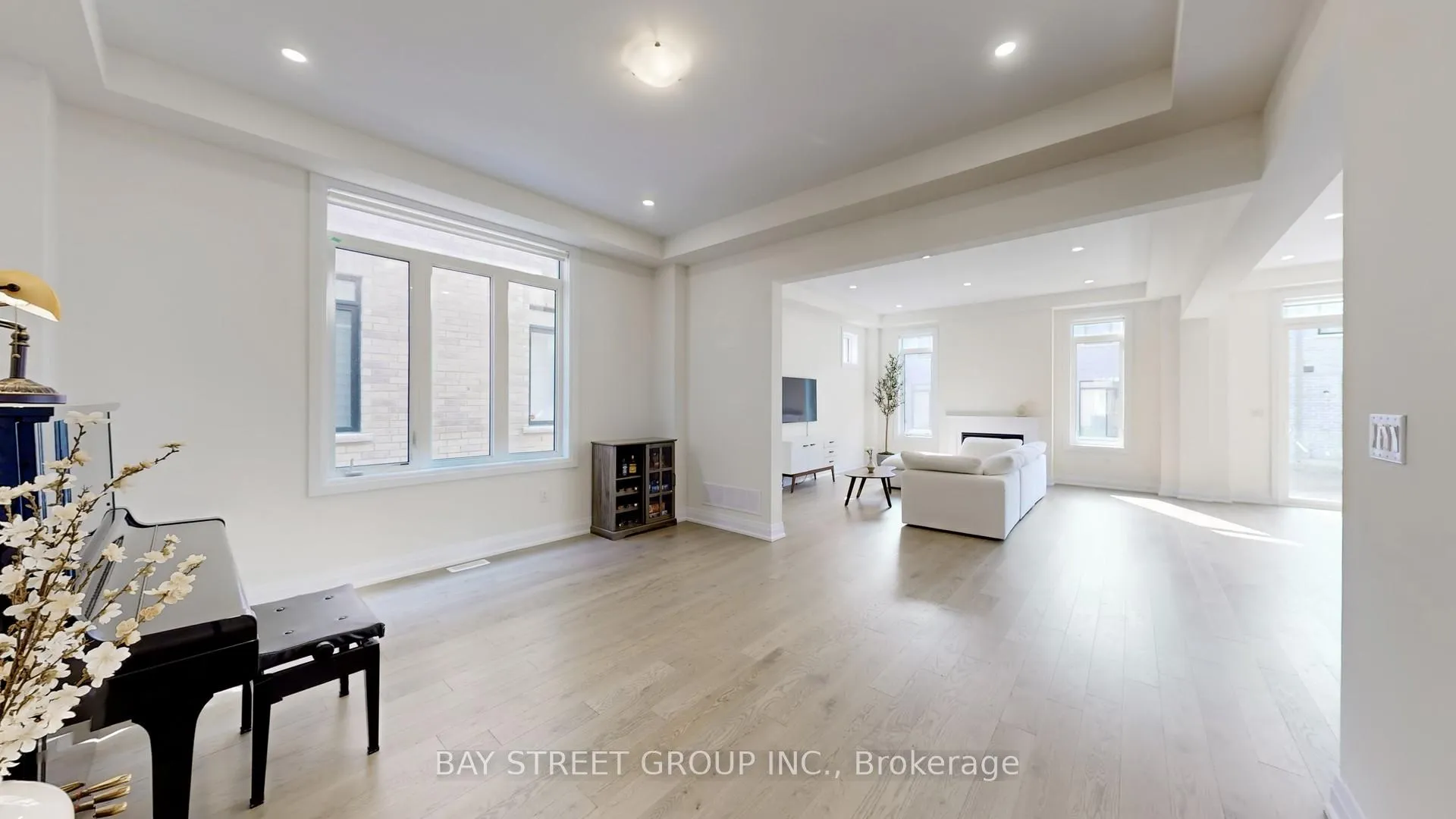 Photo 3 of 97 Halldorson Avenue, Aurora, Bayview Northeast — HOMEH
