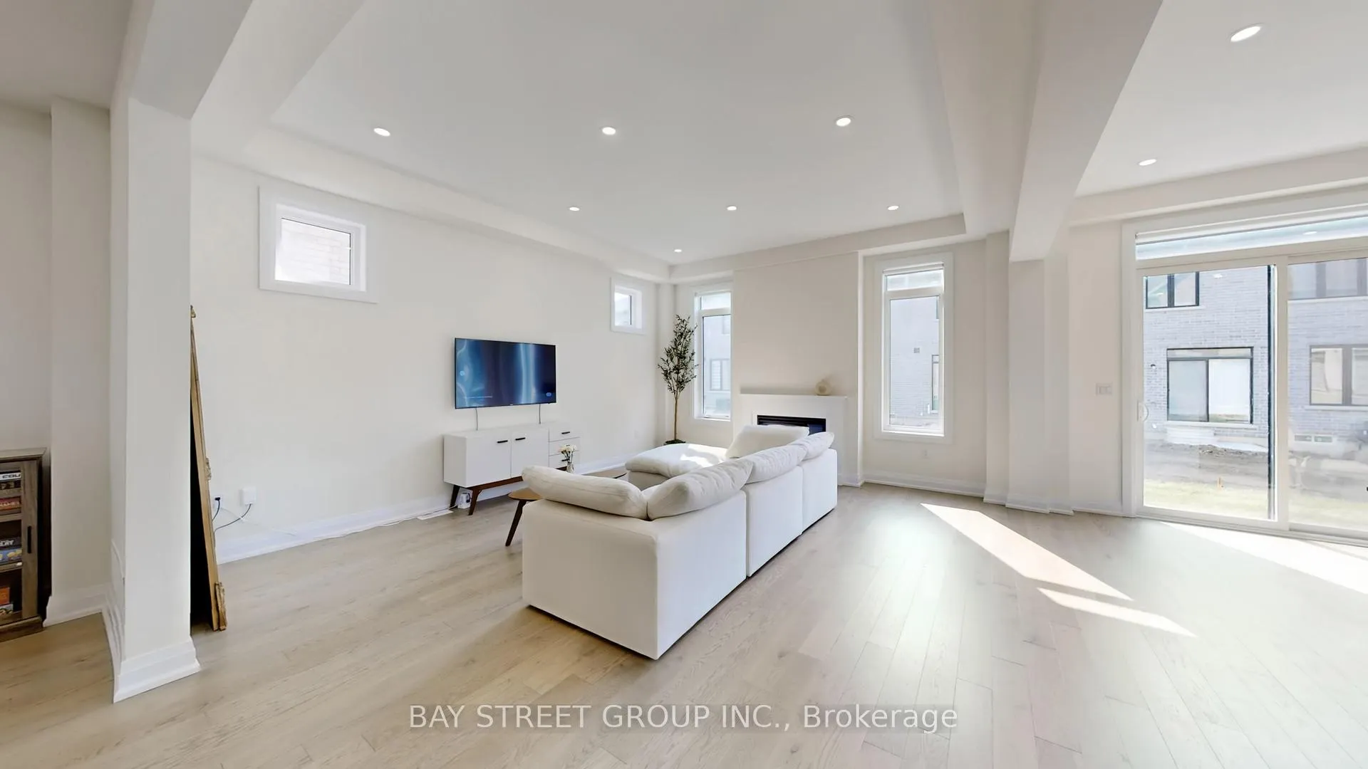 Photo 4 of 97 Halldorson Avenue, Aurora, Bayview Northeast — HOMEH
