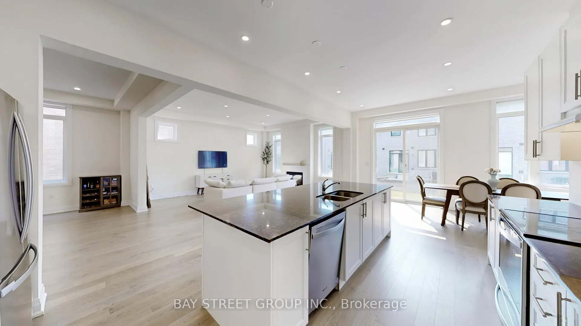 Photo 5 of 97 Halldorson Avenue, Aurora, Bayview Northeast — HOMEH