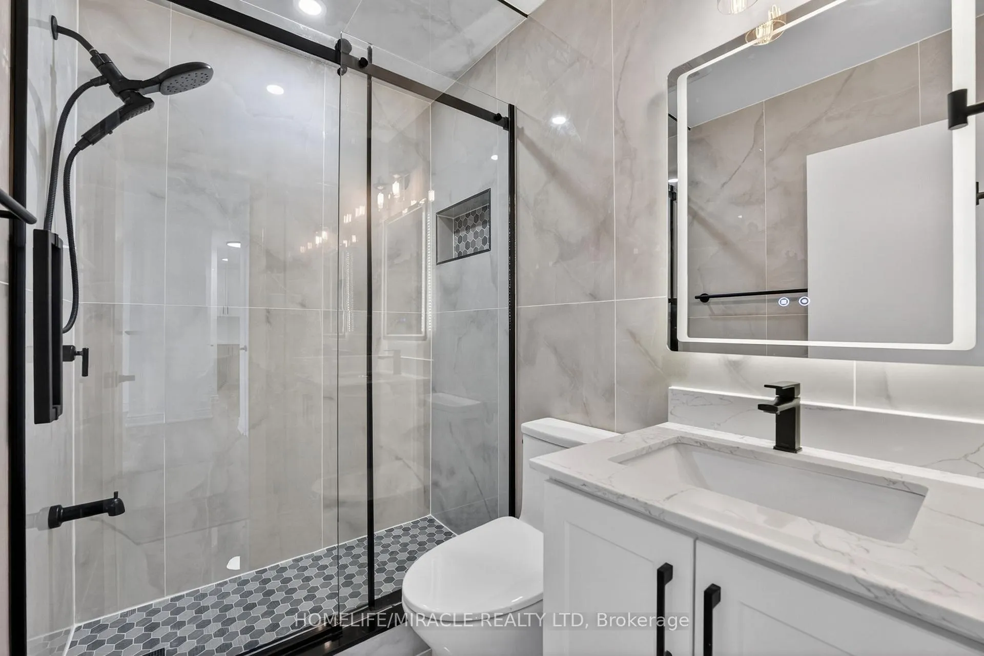 Photo 2 of Unit 5, 456 Carlton Street, St. Catharines, Facer — HOMEH