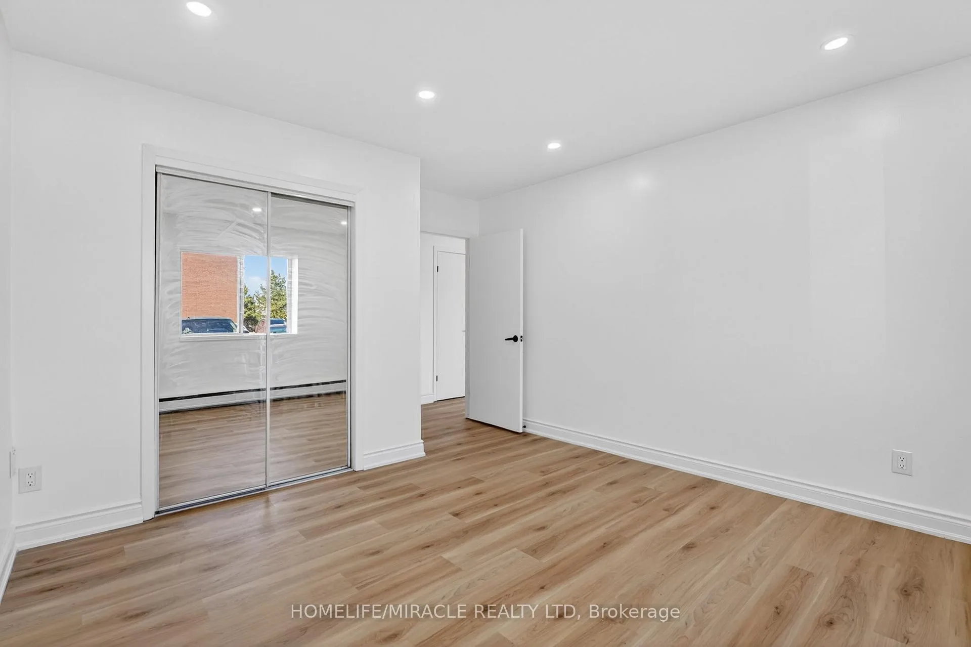 Photo 6 of Unit 5, 456 Carlton Street, St. Catharines, Facer — HOMEH