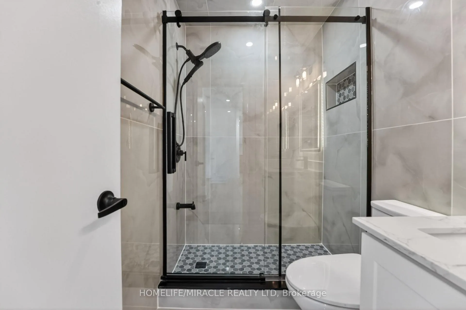 Photo 7 of Unit 5, 456 Carlton Street, St. Catharines, Facer — HOMEH