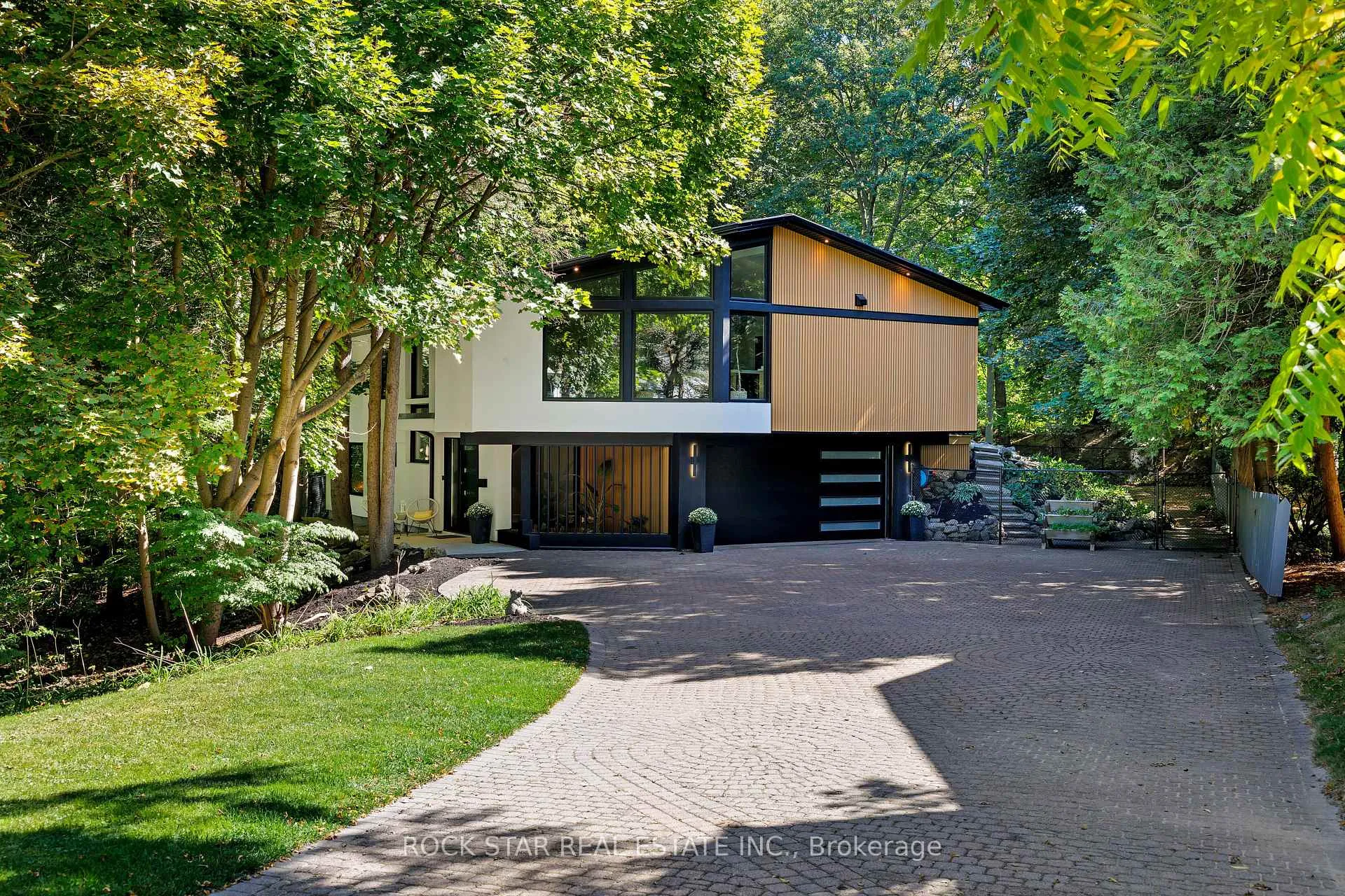 Front of 1113 Greenoaks Drive