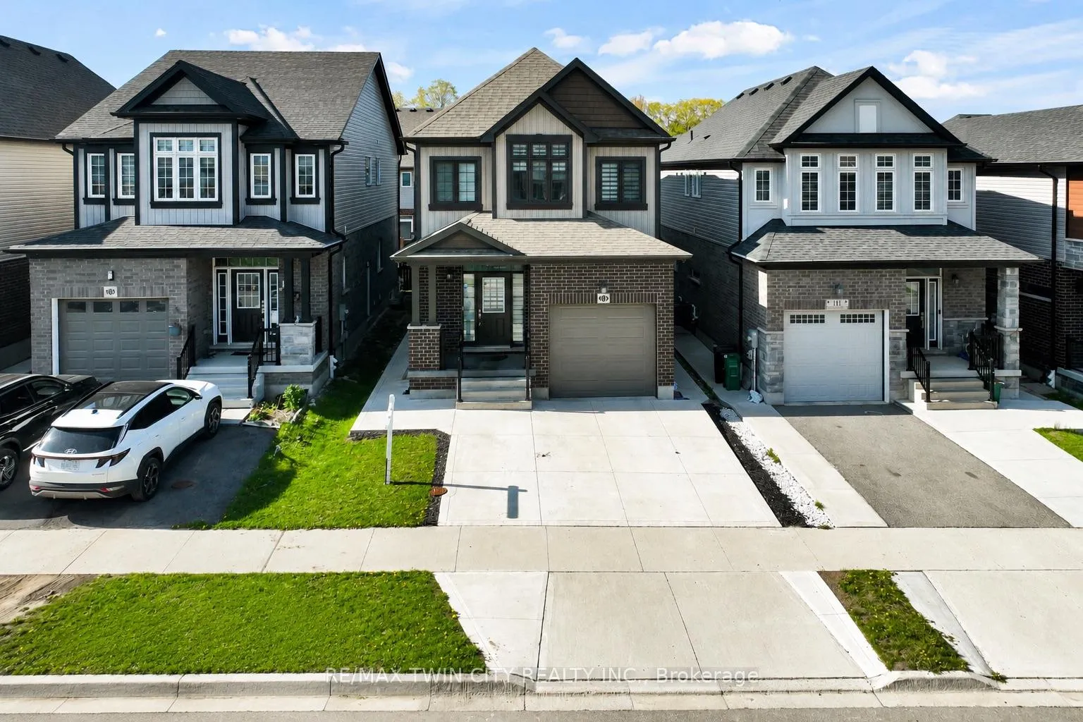 Photo 3 of 107 Monarch Woods Drive, Kitchener — HOMEH