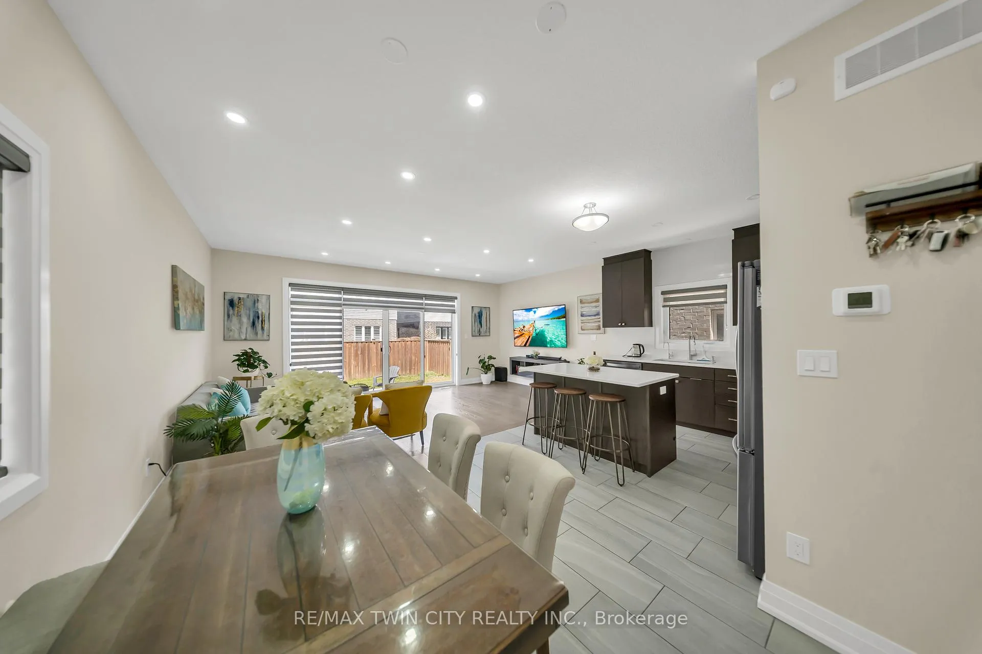 Photo 5 of 107 Monarch Woods Drive, Kitchener — HOMEH