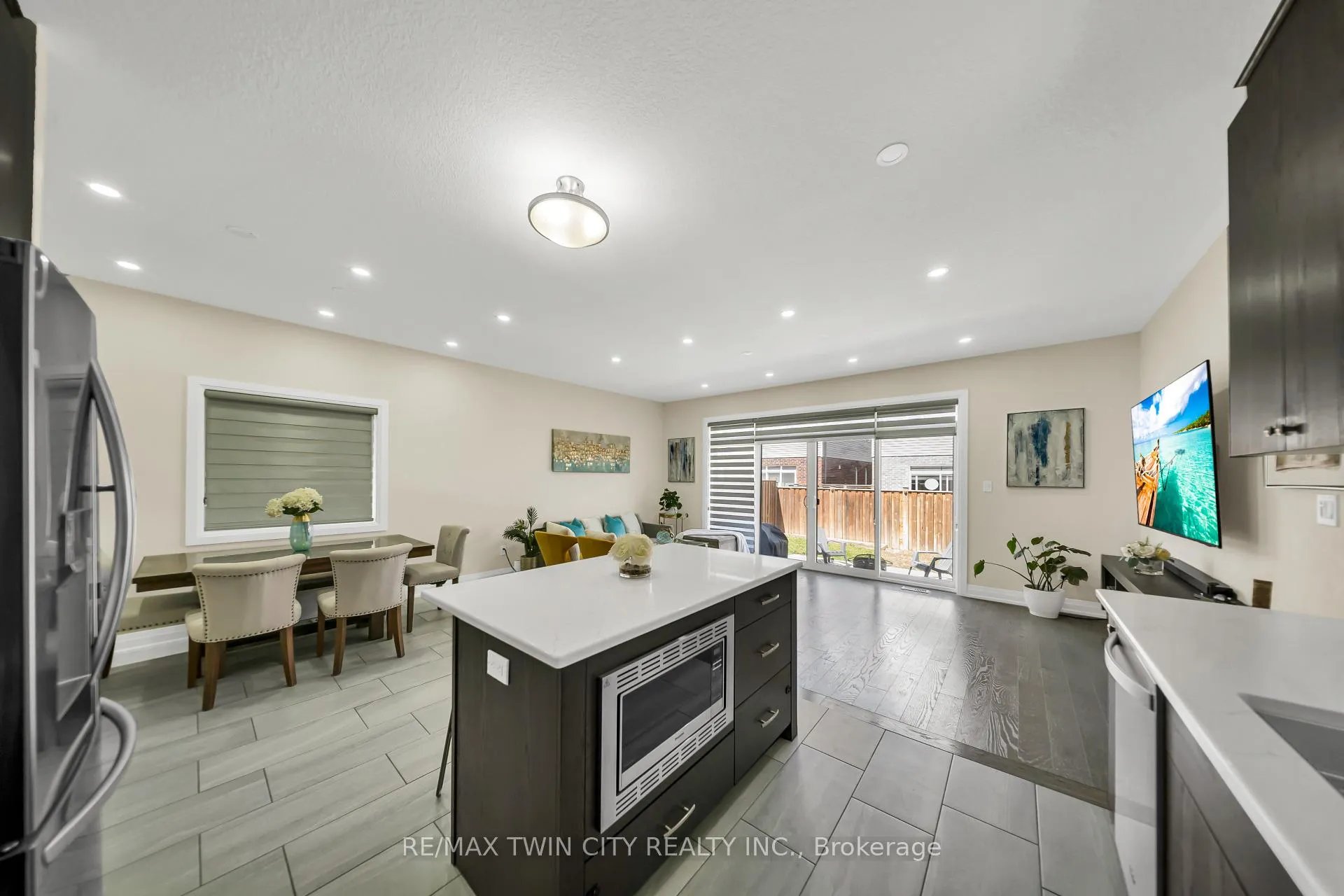 Photo 10 of 107 Monarch Woods Drive, Kitchener — HOMEH