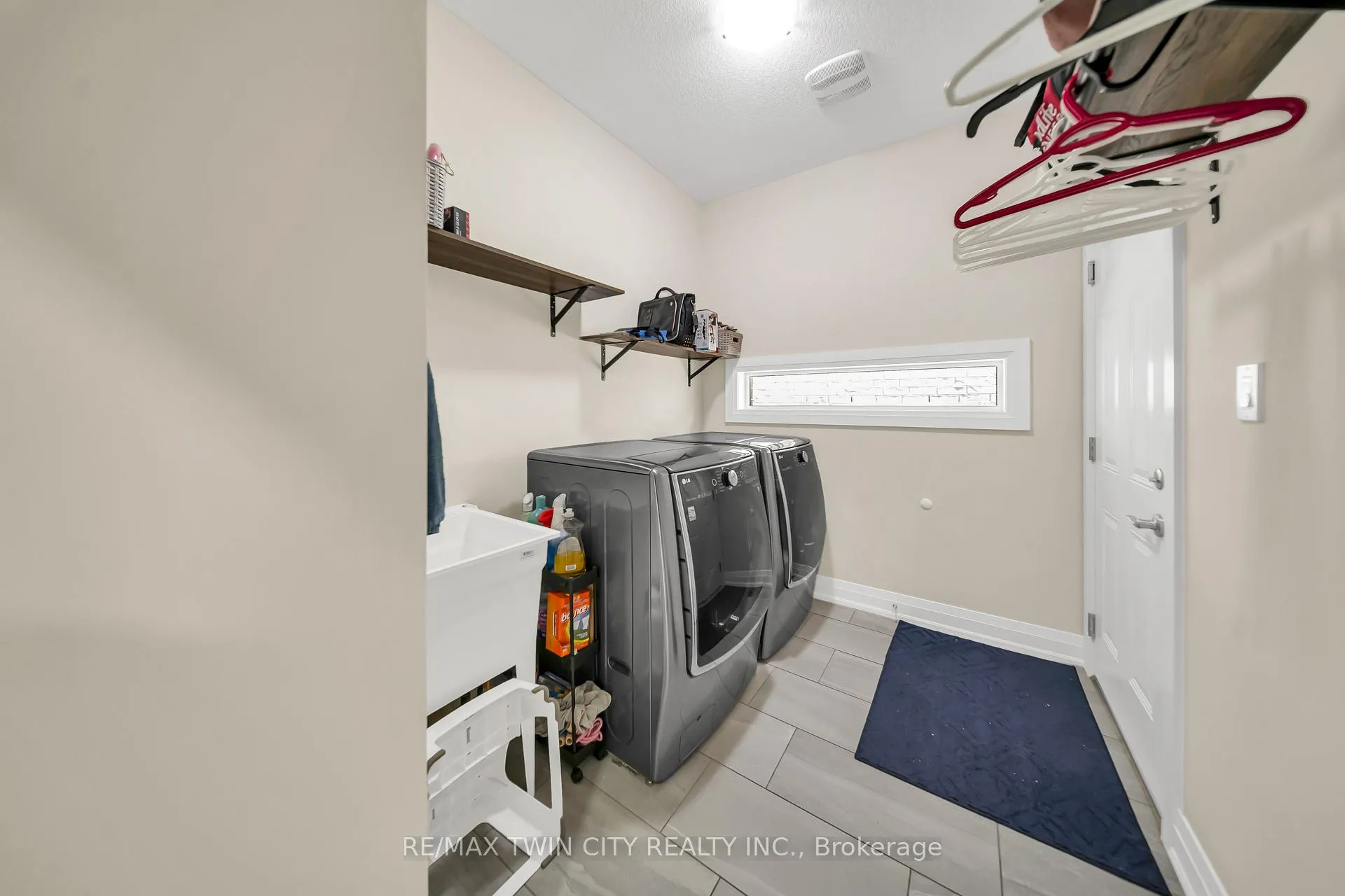 Photo 12 of 107 Monarch Woods Drive, Kitchener — HOMEH