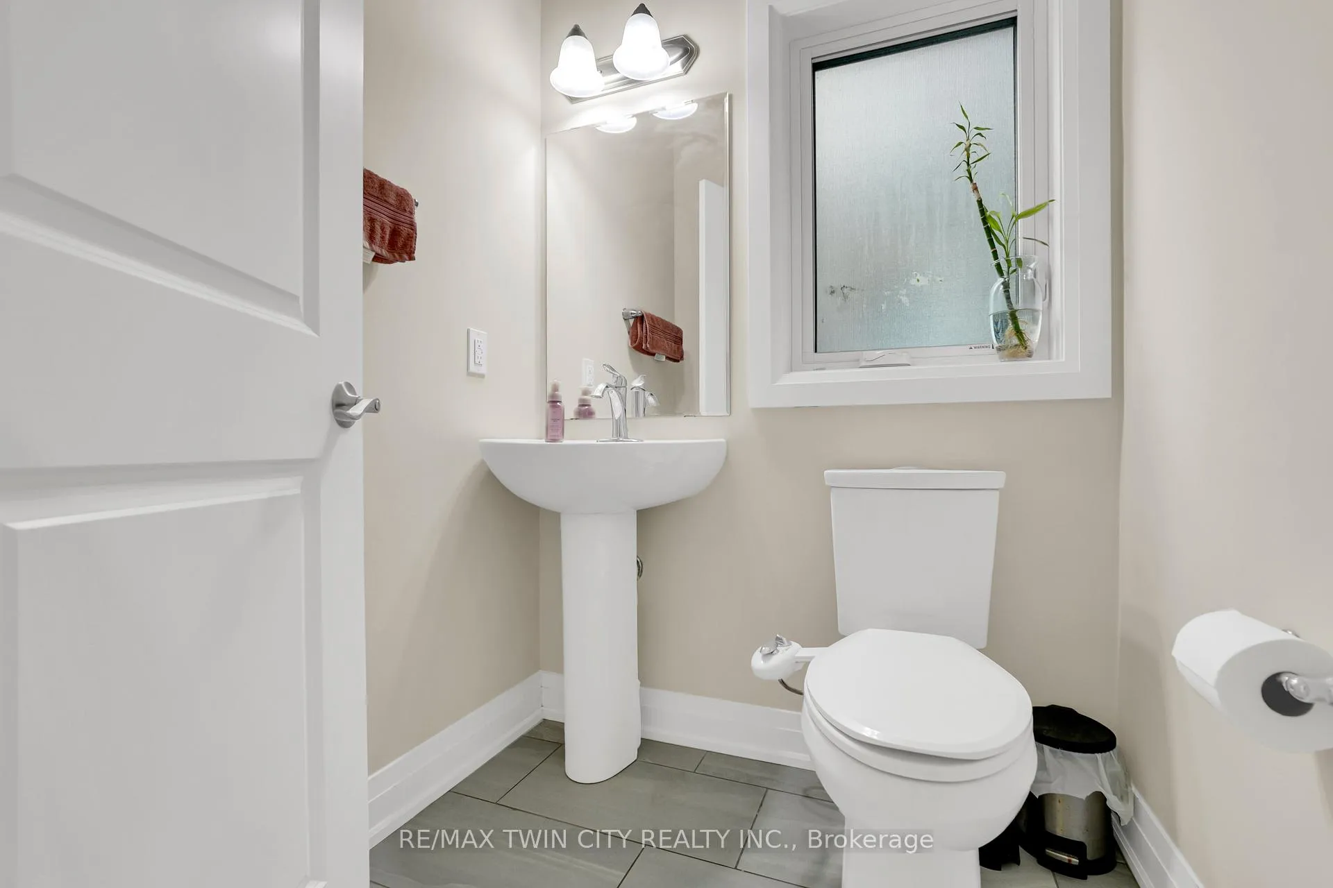 Photo 13 of 107 Monarch Woods Drive, Kitchener — HOMEH