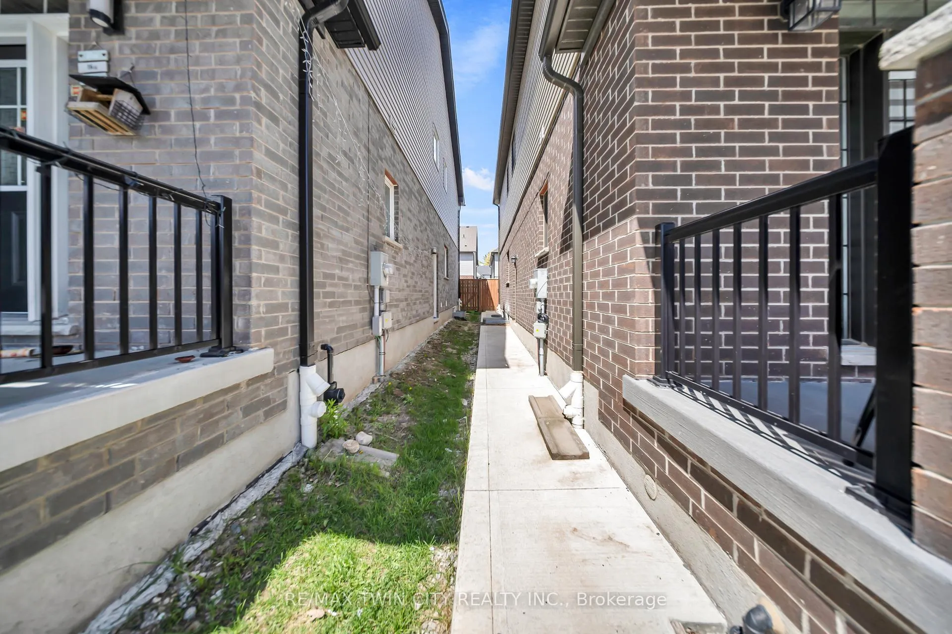 Photo 27 of 107 Monarch Woods Drive, Kitchener — HOMEH