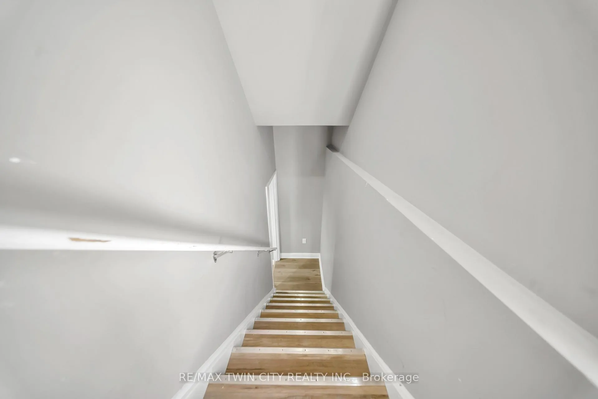 Photo 28 of 107 Monarch Woods Drive, Kitchener — HOMEH