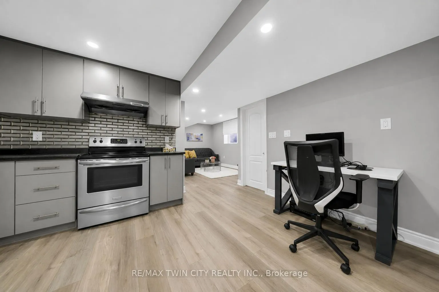 Photo 30 of 107 Monarch Woods Drive, Kitchener — HOMEH