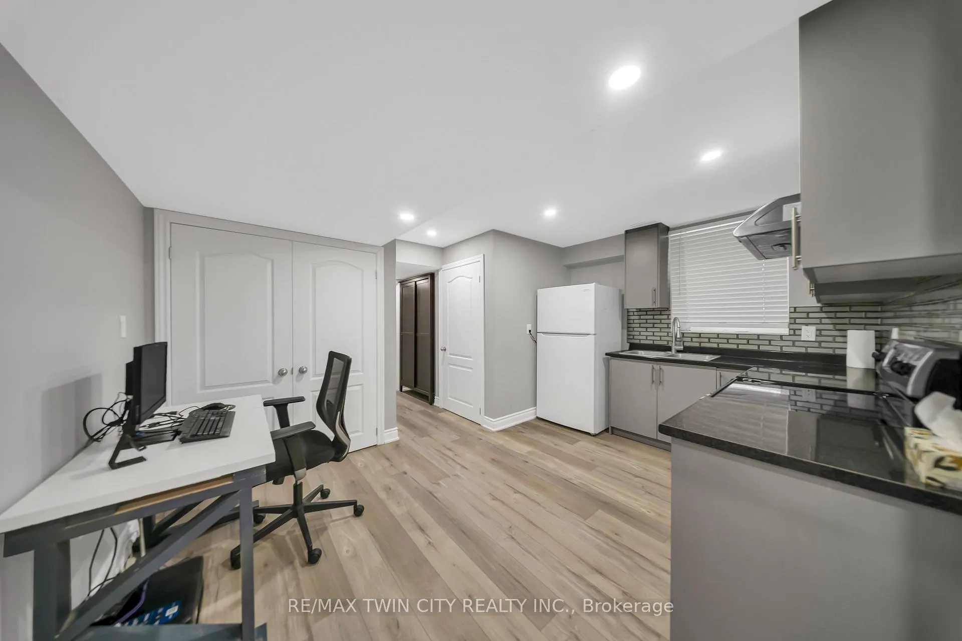 Photo 33 of 107 Monarch Woods Drive, Kitchener — HOMEH