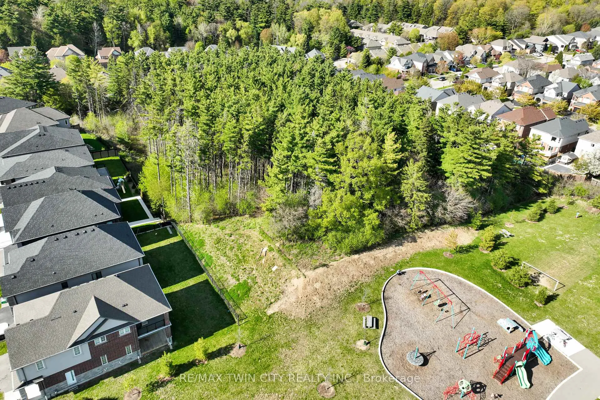 Photo 47 of 107 Monarch Woods Drive, Kitchener — HOMEH