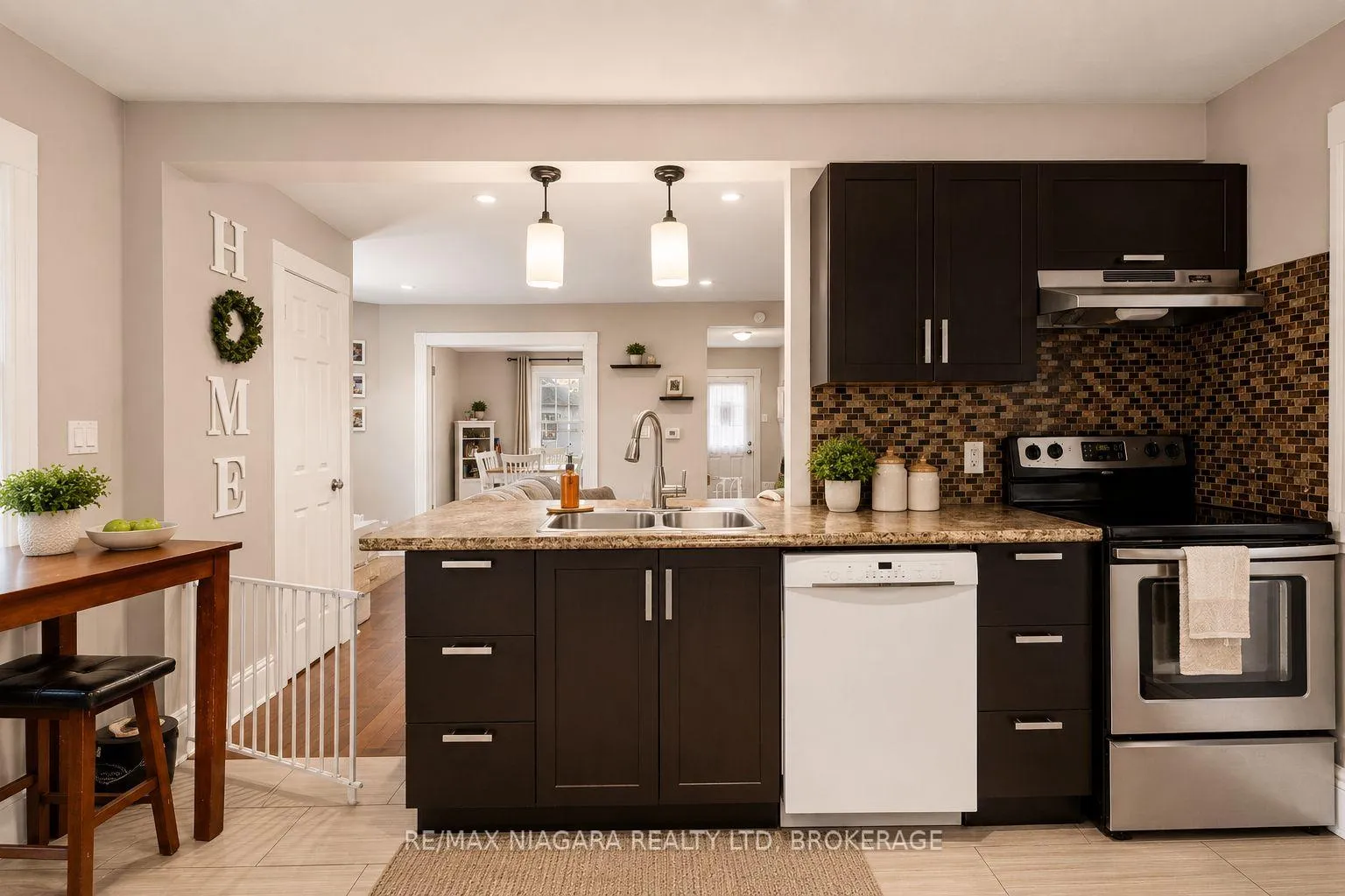 Photo 11 of 85 Maple St Street, St. Catharines, Downtown — HOMEH