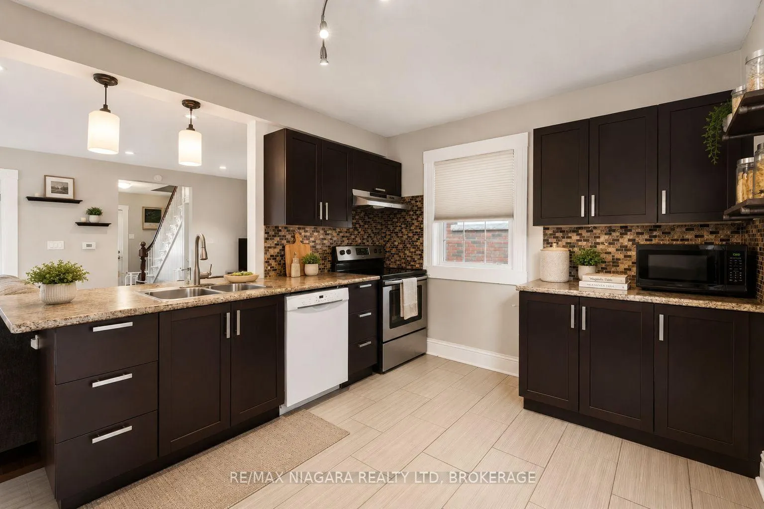 Photo 12 of 85 Maple St Street, St. Catharines, Downtown — HOMEH