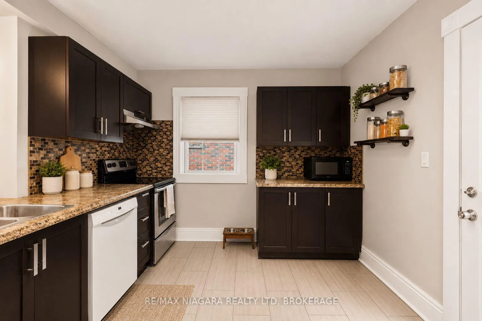 Photo 13 of 85 Maple St Street, St. Catharines, Downtown — HOMEH