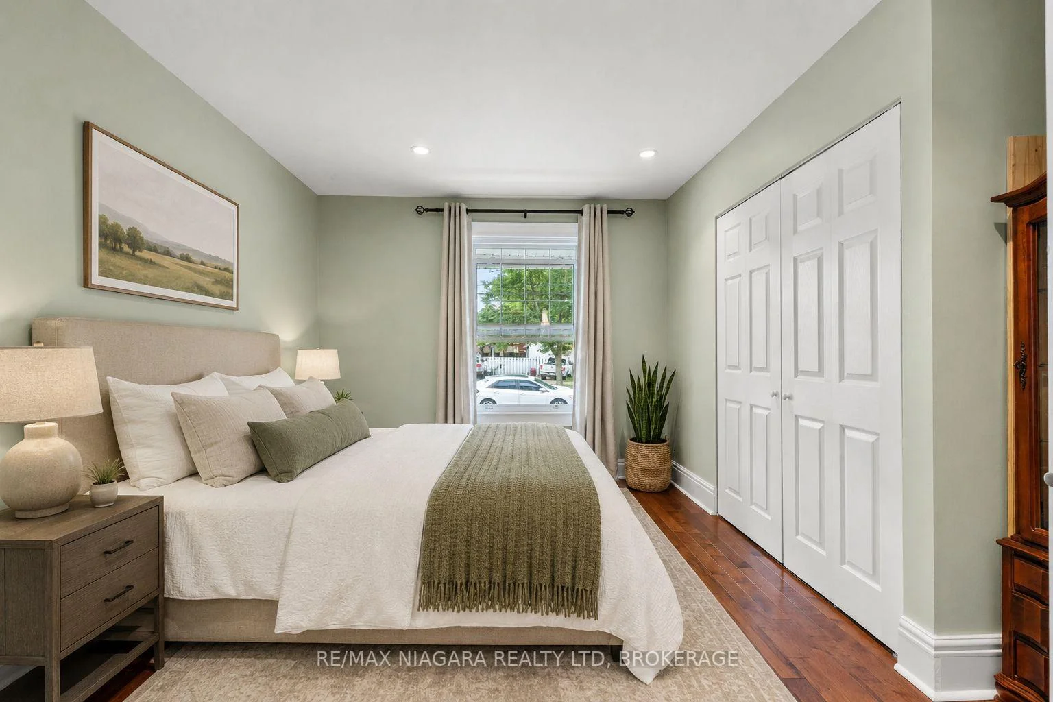Photo 9 of 85 Maple St Street, St. Catharines, Downtown — HOMEH