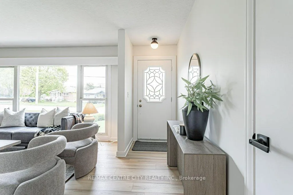 Photo 5 of 165 Ellsworth Crescent, London, East O — HOMEH