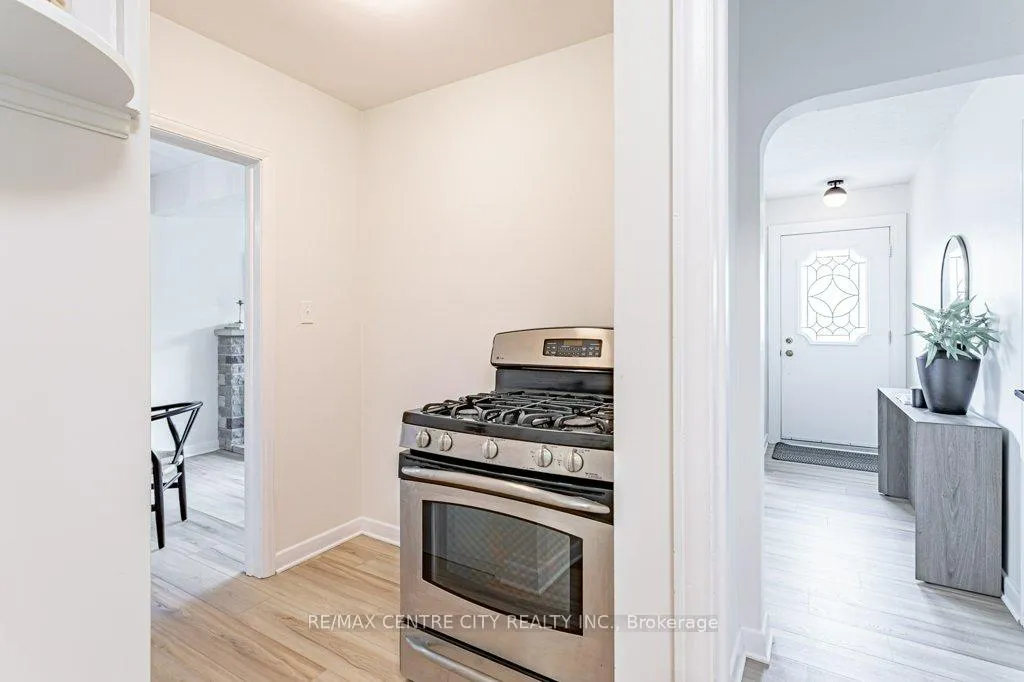 Photo 16 of 165 Ellsworth Crescent, London, East O — HOMEH