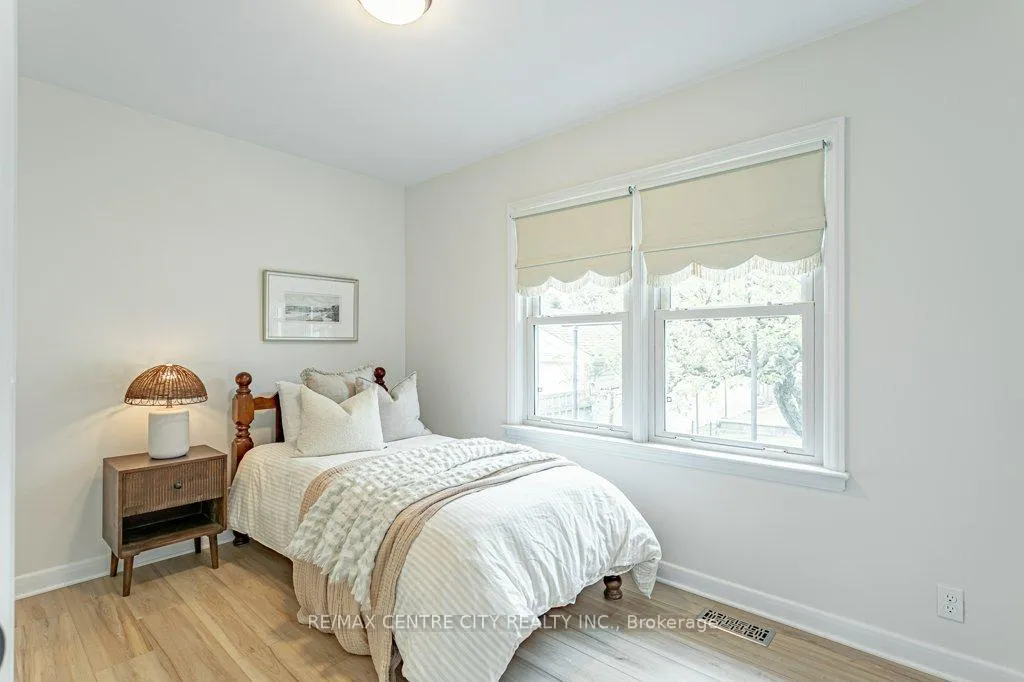 Photo 17 of 165 Ellsworth Crescent, London, East O — HOMEH