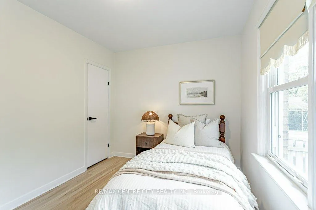 Photo 18 of 165 Ellsworth Crescent, London, East O — HOMEH