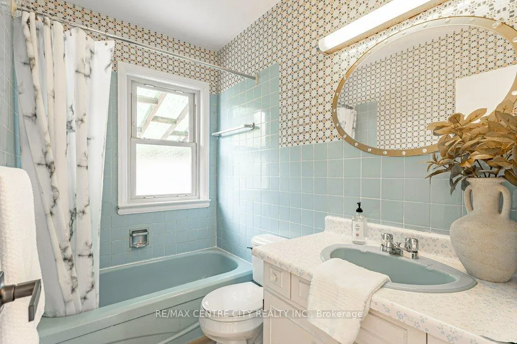 Photo 21 of 165 Ellsworth Crescent, London, East O — HOMEH