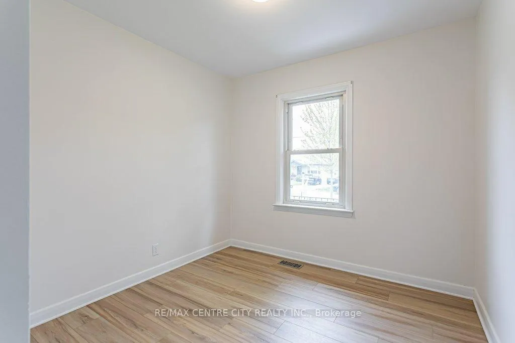 Photo 22 of 165 Ellsworth Crescent, London, East O — HOMEH