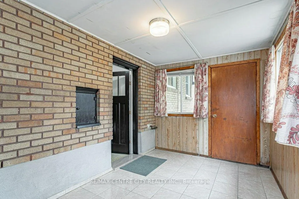 Photo 25 of 165 Ellsworth Crescent, London, East O — HOMEH