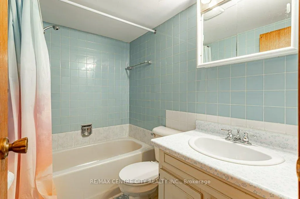 Photo 33 of 165 Ellsworth Crescent, London, East O — HOMEH