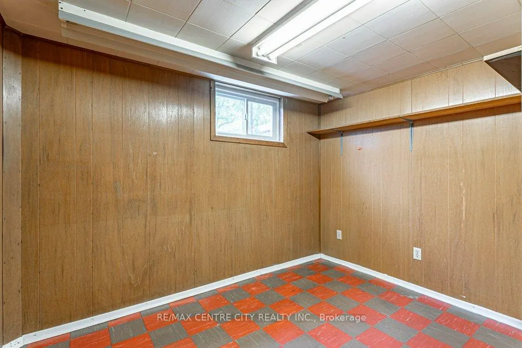 Photo 34 of 165 Ellsworth Crescent, London, East O — HOMEH