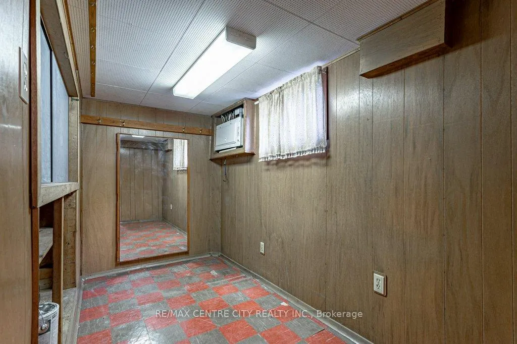 Photo 36 of 165 Ellsworth Crescent, London, East O — HOMEH
