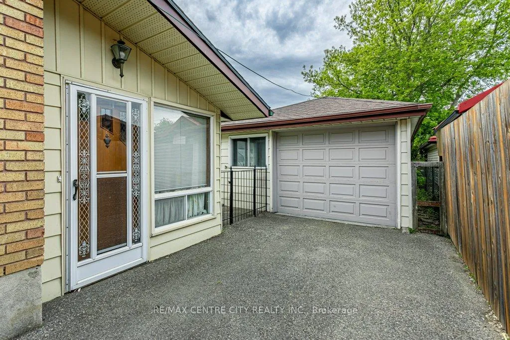 Photo 37 of 165 Ellsworth Crescent, London, East O — HOMEH