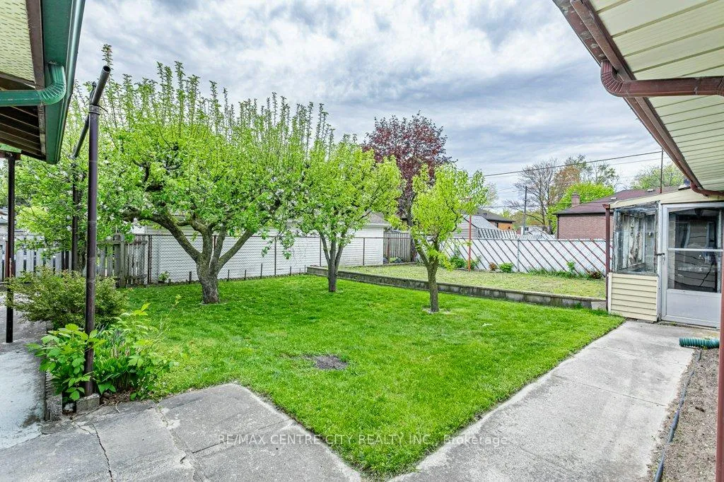 Photo 39 of 165 Ellsworth Crescent, London, East O — HOMEH
