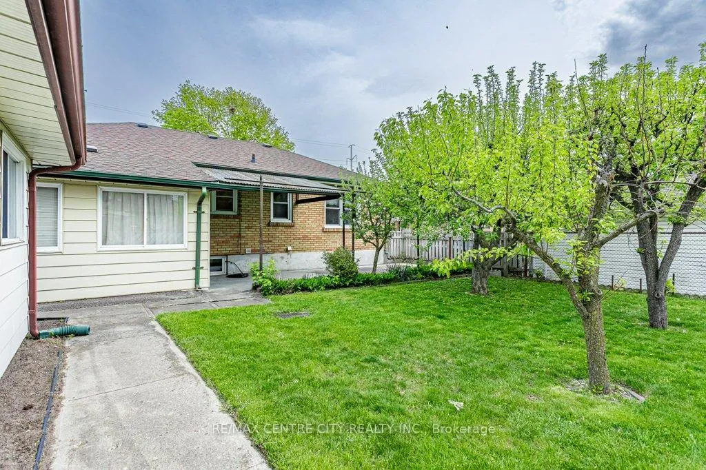 Photo 40 of 165 Ellsworth Crescent, London, East O — HOMEH