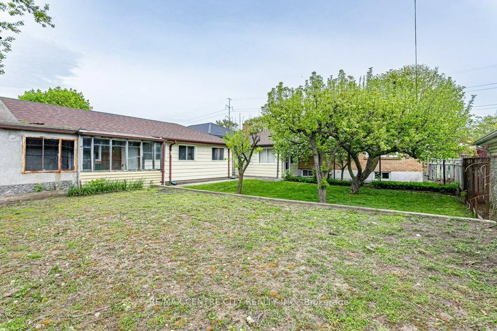 Photo 41 of 165 Ellsworth Crescent, London, East O — HOMEH