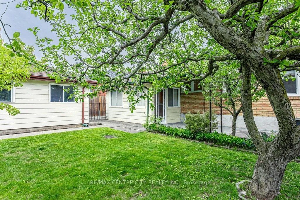 Photo 42 of 165 Ellsworth Crescent, London, East O — HOMEH