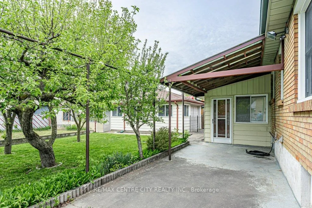 Photo 44 of 165 Ellsworth Crescent, London, East O — HOMEH